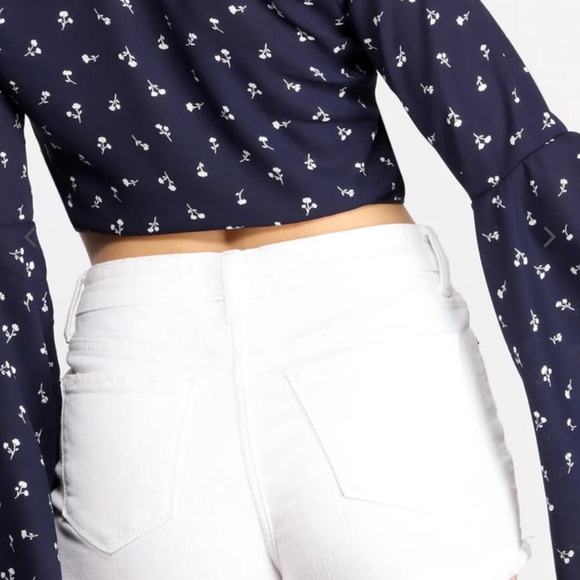 💙🤍 Windsor Sweet Floral Bell Sleeve Top 🤍💙 - Picture 3 of 4